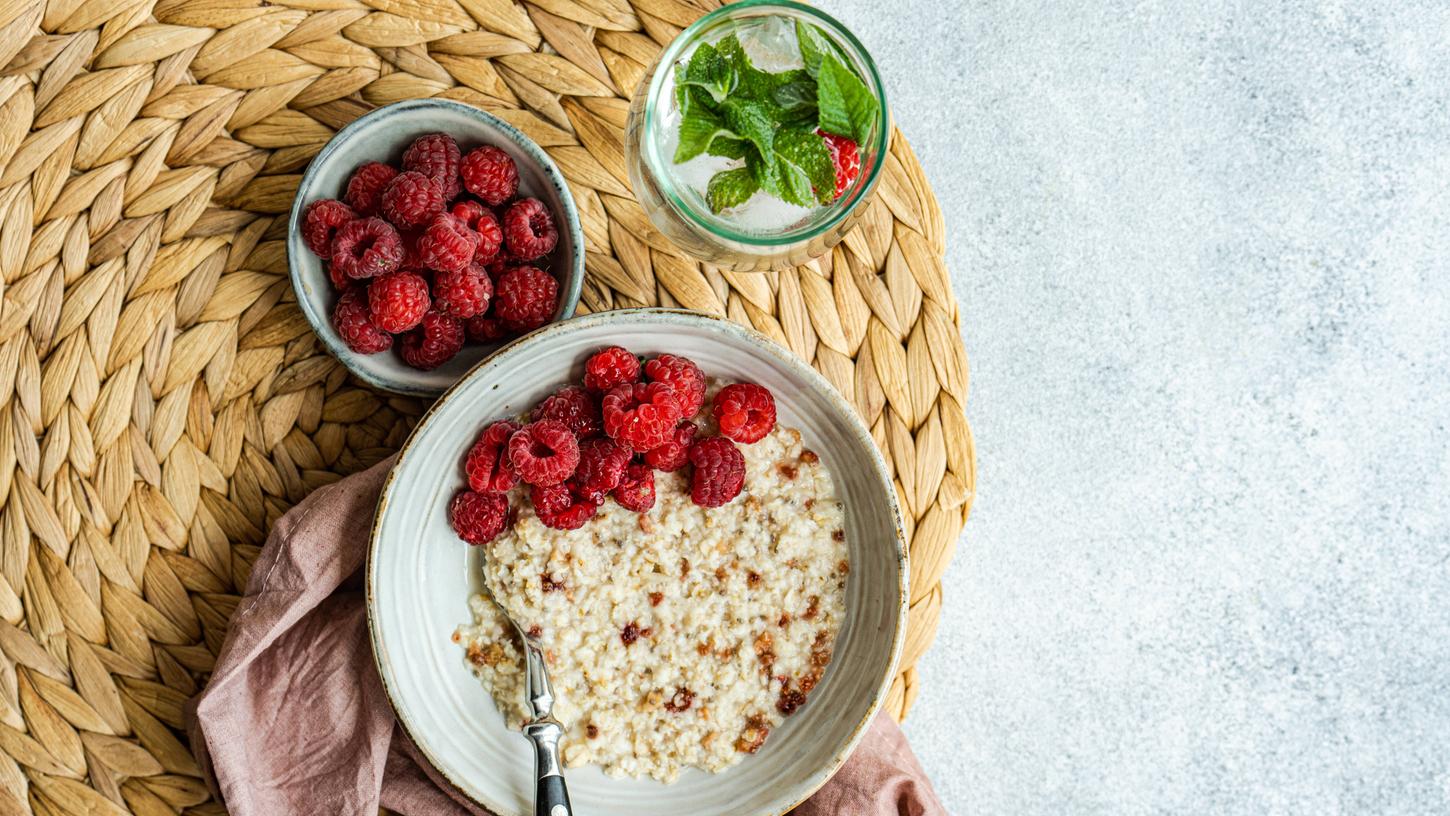 Haferflocken mit frischem Obst: ein gesunder Start in den Tag. Bei Trockenobst sieht die Lage wiederum anders aus. Haferflocken mit frischem Obst: ein gesunder Start in den Tag. Bei Trockenobst sieht die Lage wiederum anders aus.