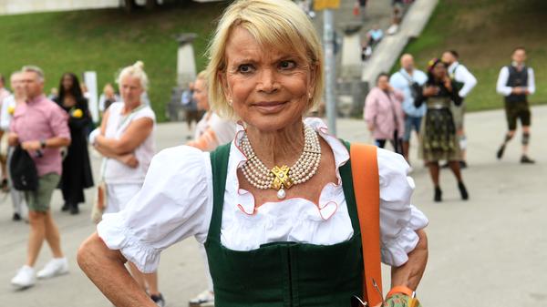 Die Schauspielerin Uschi Glas zeigt sich vor der Sixt-Damenwiesn vor dem Festzelt.