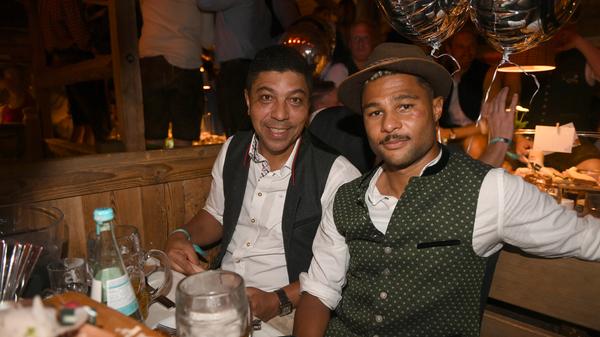 Die Fußballer Giovane Elber (l) und Serge Gnabry feiern beim 25 jährigen Jubiläum des "Almauftrieb" im Käfer-Zelt.