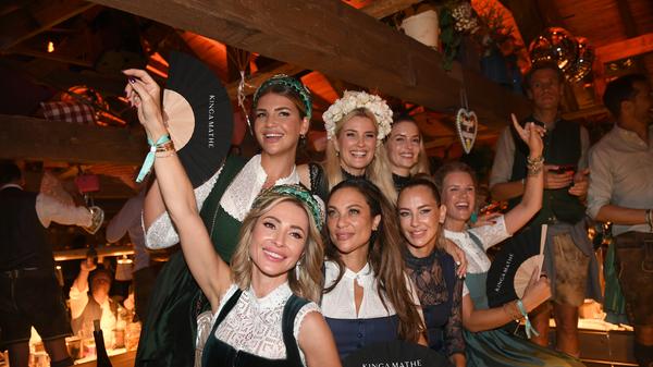 Die Designerin Kinga Mathe (unten l-r) feiert mit den Models Lilly Becker, Alessandra Meyer-Wölden, Monica Ivancan, der Influencerin Farina Opoku (oben l-r), der Moderatorin Jennifer Knäble und der Westwing-Co-Gründerin Delia Lachance beim 25 jährigen Jubiläum des "Almauftrieb" im Käfer-Zelt.