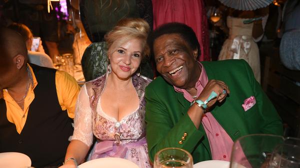 Roberto Blanco und seine Frau Luzandra Strassburg im Käfer-Zelt.