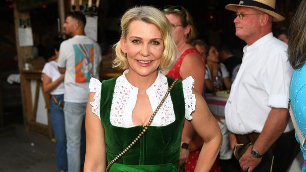 Die Schauspielern Alexandra Rietz zeigt sich im Biergarten des Käfer-Zelt.