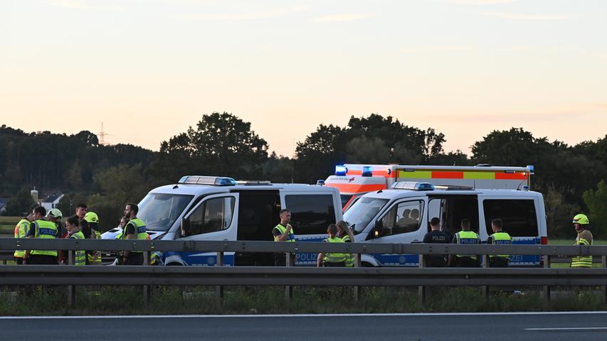 Drei Polizeifahrzeuge auf A73 bei Erlangen ineinander gekracht - wegen einer Gießkanne