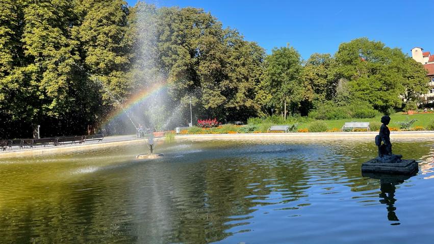 Am Seerosenbrunnen zeigte sich sogar ein Regenbogen. Am Seerosenbrunnen zeigte sich sogar ein Regenbogen.