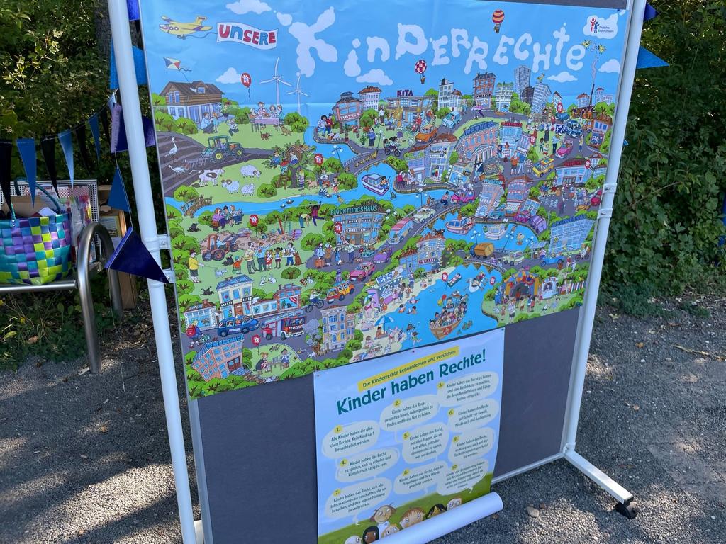 Mit diesem Wimmelbild-Plakat entdeckte Gisela Heusinger-Herz mit den Kindern unterschiedliche Rechte. Mit diesem Wimmelbild-Plakat entdeckte Gisela Heusinger-Herz mit den Kindern unterschiedliche Rechte.