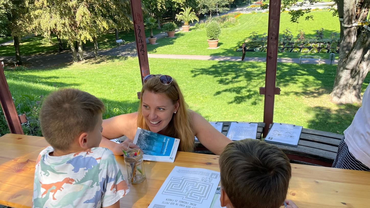 Marie-Theres Fluhrer vom Familienstützpunkt Illesheim rätselte mit den Kindern. Marie-Theres Fluhrer vom Familienstützpunkt Illesheim rätselte mit den Kindern.