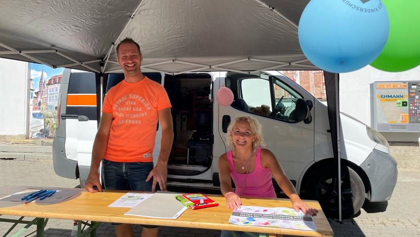 Britta Gehwald und Christian Hahn vom Kids-Club begrüßten die Gruppen am Bahnhof und erklärten die Rallye. Britta Gehwald und Christian Hahn vom Kids-Club begrüßten die Gruppen am Bahnhof und erklärten die Rallye.
