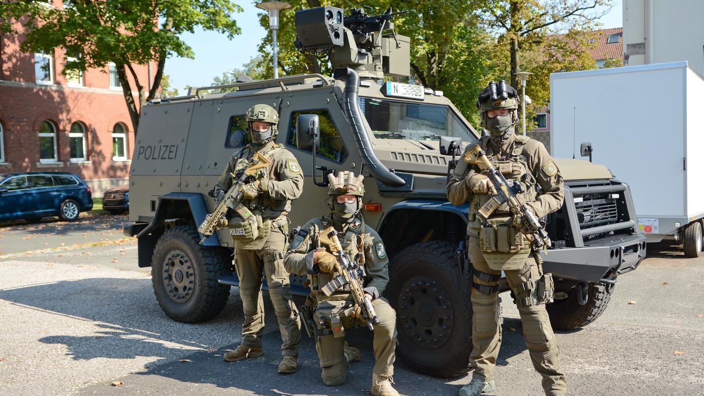Der sogenannte Enok ist eine fahrende Festung. Nachbarländer wie Frankreich haben wegen latenter Terrorgefahr längst aufgerüstet, die bayerische Polizei zieht nun seit Jahren nach. Der sogenannte Enok ist eine fahrende Festung. Nachbarländer wie Frankreich haben wegen latenter Terrorgefahr längst aufgerüstet, die bayerische Polizei zieht nun seit Jahren nach.