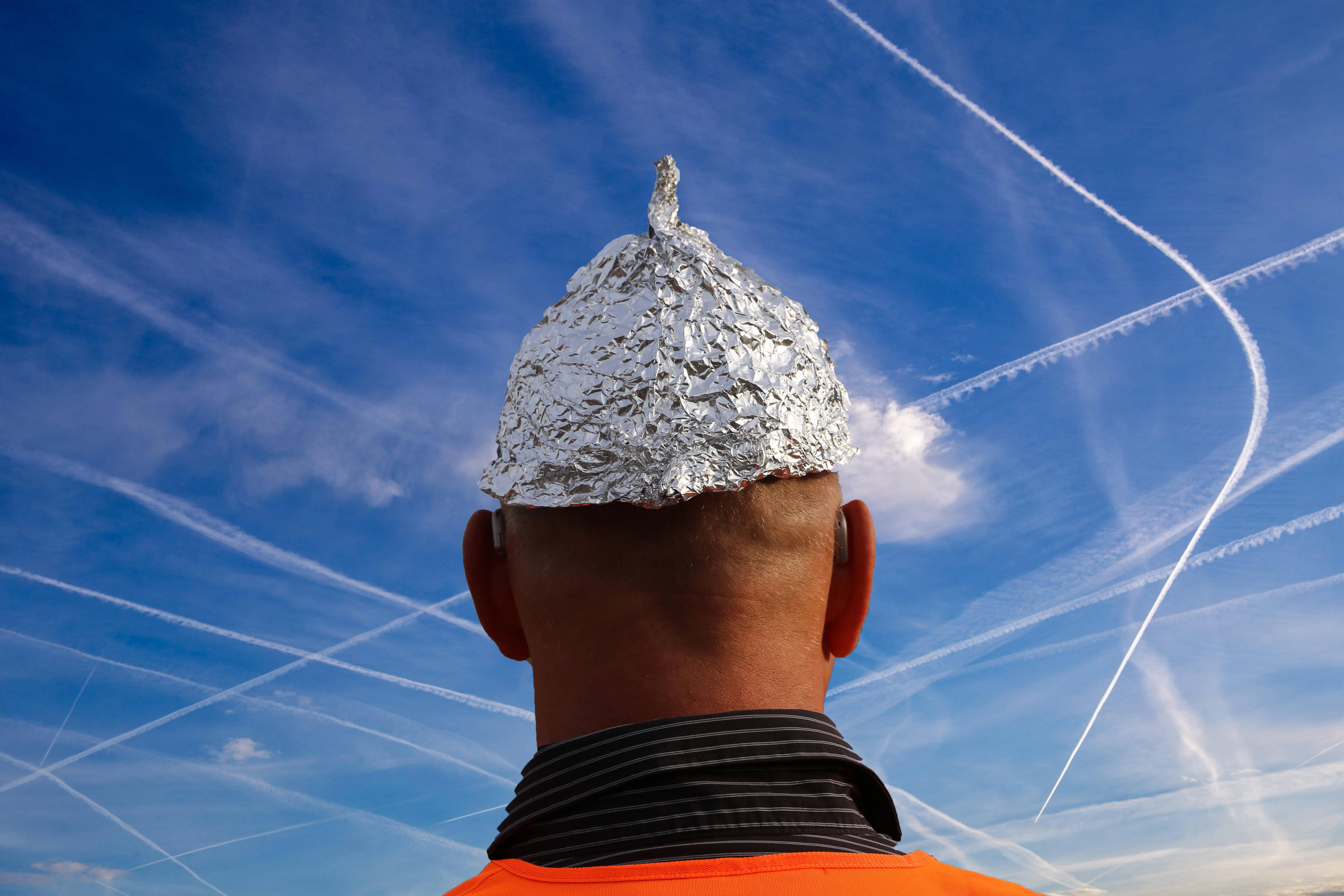 Für die einen harmlose Kondensstreifen, für die anderen giftige Chemtrails: Verschwörungstheoretiker leben in einer regelrechten Parallelwelt (Symbolbild). Für die einen harmlose Kondensstreifen, für die anderen giftige Chemtrails: Verschwörungstheoretiker leben in einer regelrechten Parallelwelt (Symbolbild).