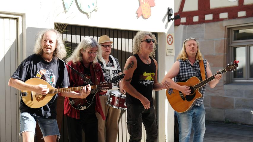 Die Band Cinnamen um Frontmann Willi Dentler (Zweiter von rechts) brachte einen Hauch von Neil Young nach Altdorf.
