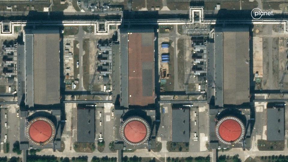 Dieses von Planet Labs PBC zur Verfügung gestellte Foto zeigt das Kernkraftwerk Saporischschja aus der Vogelperspektive. Europas größtes Atomkraftwerk steht im südukrainischen Frontgebiet und ist von russischen Soldaten besetzt. Die Reaktoren sind heruntergefahren, müssen aber noch lange technisch betreut und überwacht werden. 