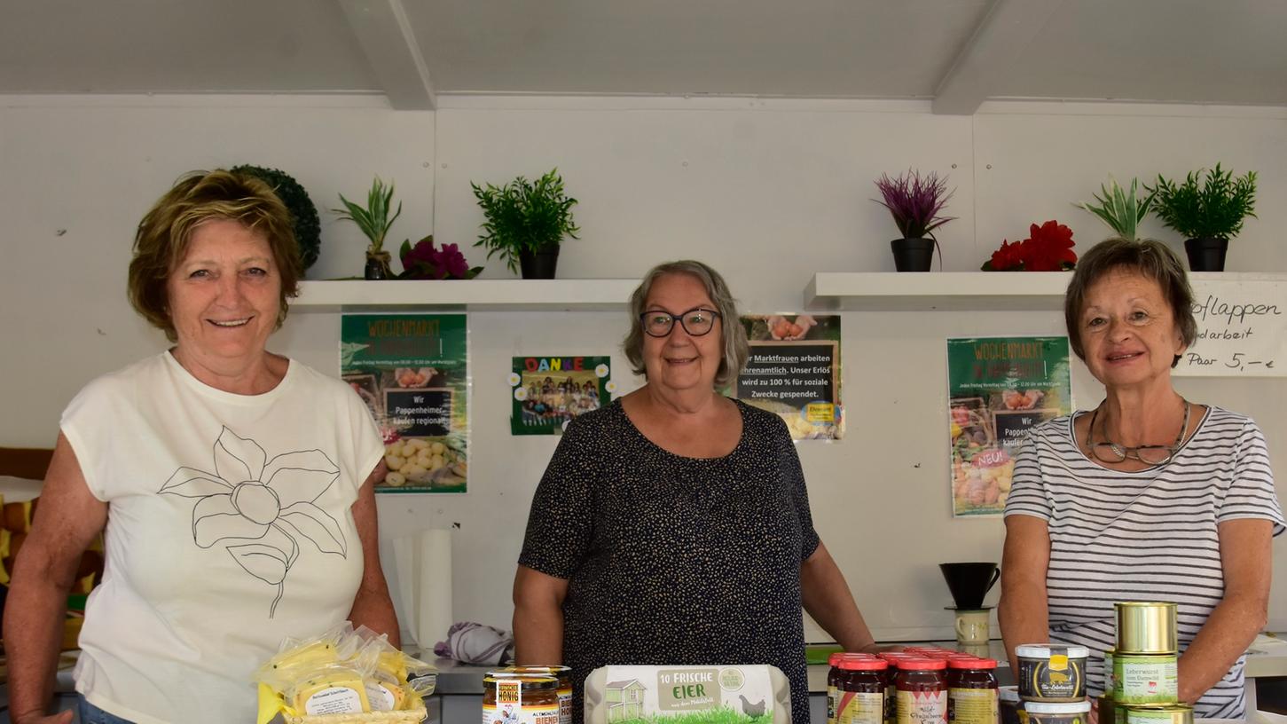 Die Marktfrauen haben ehrenamtlich Brot, Gebäck, Wurst, Fleisch, Käse, Eier und andere Produkte aus der Region zu verkauft.