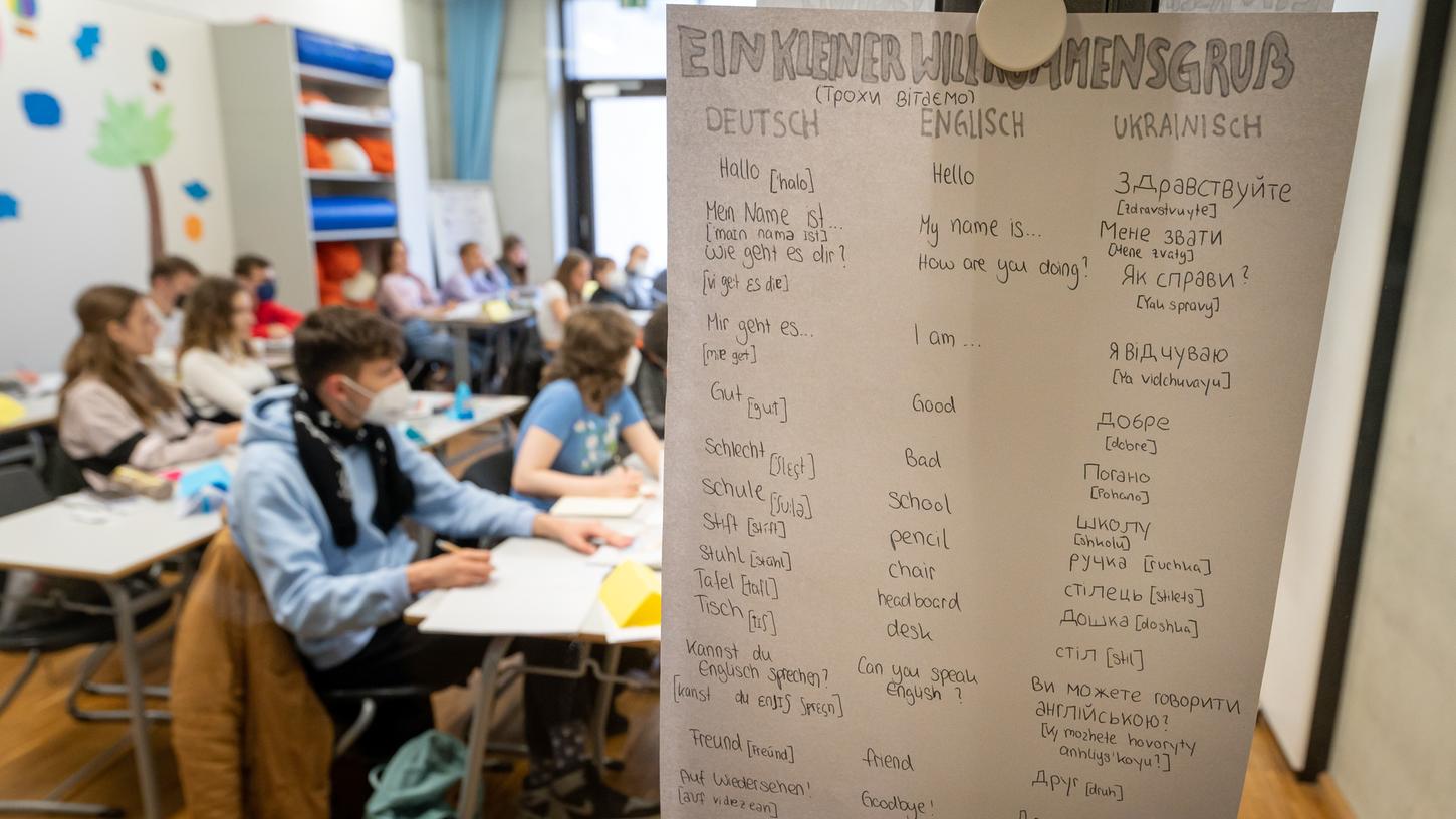 In Bayern läuft der Unterricht wieder. Mit an Bord sind auch viele Kinder aus der Ukraine, hier ein Bild aus einer Schule in München.