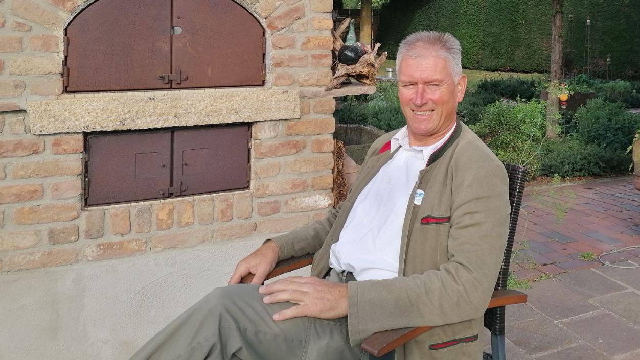 Michael Kempf will für die AfD in den Landtag. Auf dem Foto entspannt er in seinem Garten in Müncherlbach.  