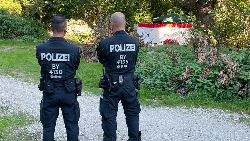 Polizisten stehen in der Nähe der Stelle, an der der Verschwundene in der Pegnitz gefunden wurde. Polizisten stehen in der Nähe der Stelle, an der der Verschwundene in der Pegnitz gefunden wurde.