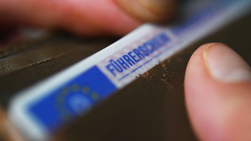 Mann fährt mit Auto zur Polizei, um Führerschein abzugeben Mann fährt mit Auto zur Polizei, um Führerschein abzugeben