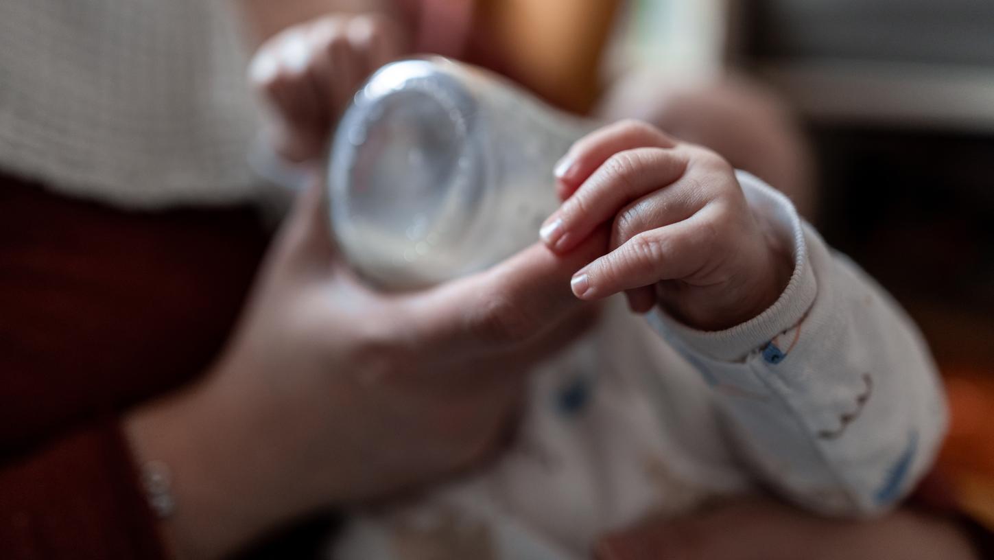 Stillen oder Fläschchen? Und wann kommt der Brei? Die Ernährung eines Babys ist in Familien oft ein großes Thema. 