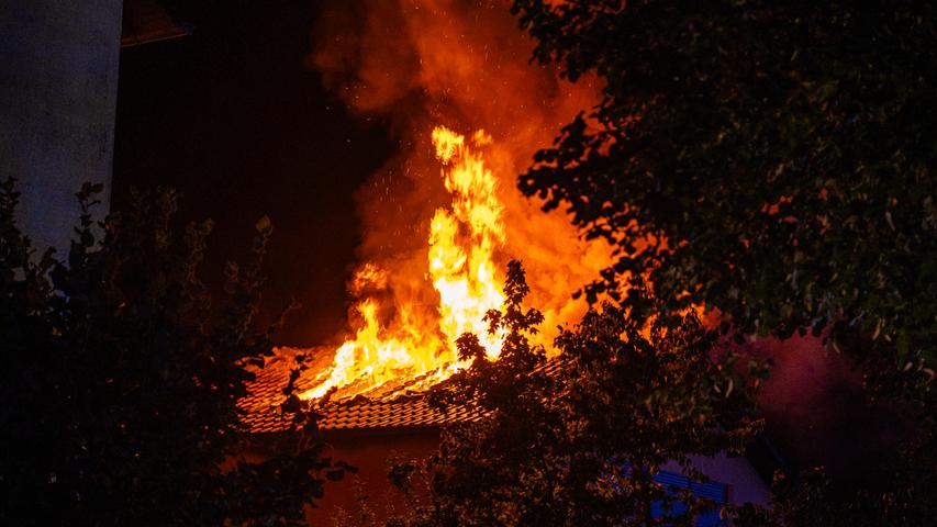 Gegen 1 Uhr am frühen Donnerstagmorgen bemerkte die Nachbarin den Brand und rief die Feuerwehr.