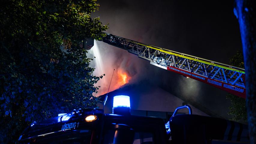 Viel Rauch und meterhohe Flammen: Einfamilienhaus im Kreis Bamberg brennt