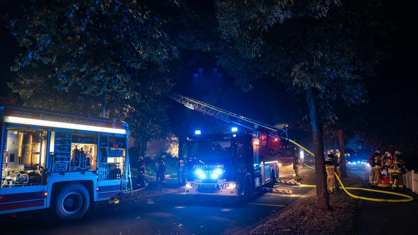 Rund 70 Feuerwehrleute waren im Einsatz, um das Feuer zu löschen. Jetzt beginnt die Arbeit der Kriminalpolizei Bamberg: Sie ermittelt aktuell zur noch unklaren Brandursache.