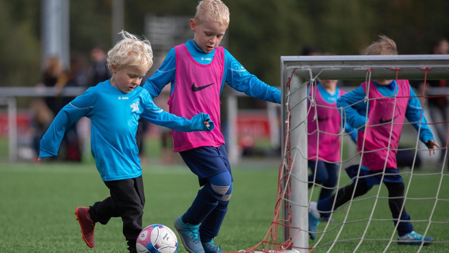 Spaß haben am gemeinsamen Spiel mit dem Ball und dabei Erfolgserlebnisse haben - darum geht es, wenn die Jüngsten an den Fußball herangeführt werden.