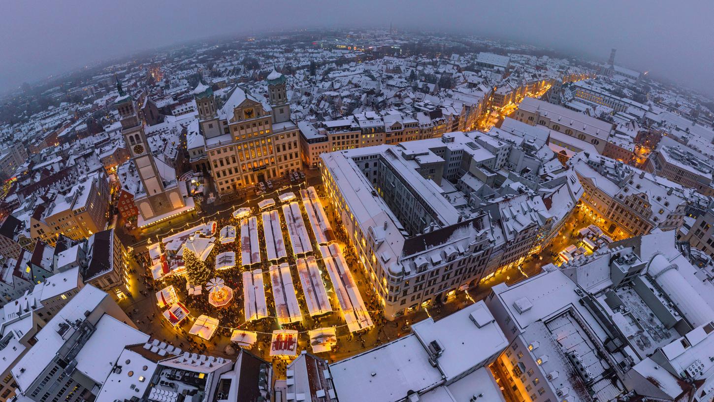 Hell erleuchtet erstreckt sich der Augsburger Christkindlesmarkt über verschiedene Teile der Innenstadt.