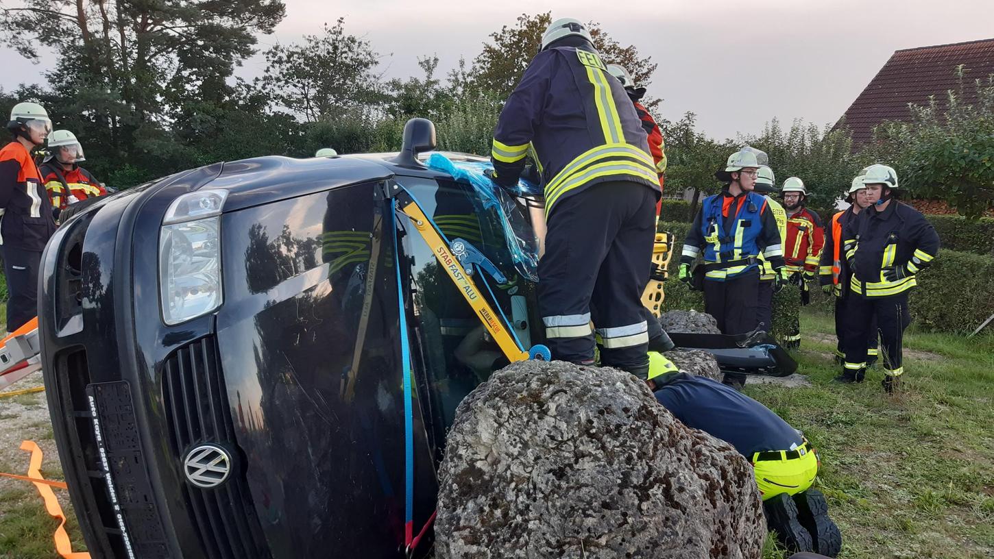 Die Ortsfeuerwehr Krottensee musste den "Fahrer" aus dem umgestürzten VW befreien. Die Ortsfeuerwehr Krottensee musste den "Fahrer" aus dem umgestürzten VW befreien.