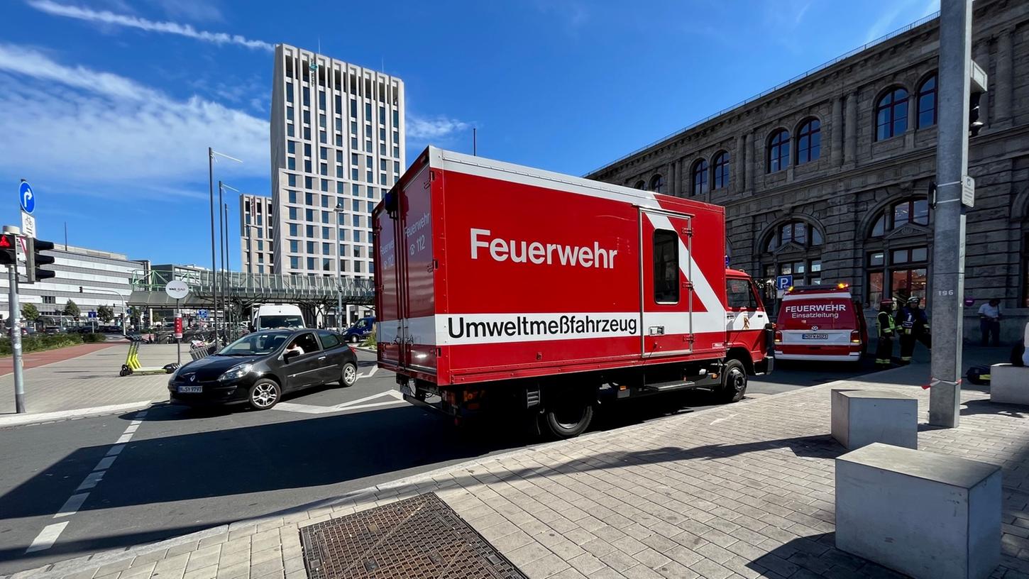 Das Umwelt-Messfahrzeug der Feuerwehr ist zur Stelle. Die Geräte liefern wichtige Daten zur genauen Analyse. Das Umwelt-Messfahrzeug der Feuerwehr ist zur Stelle. Die Geräte liefern wichtige Daten zur genauen Analyse.