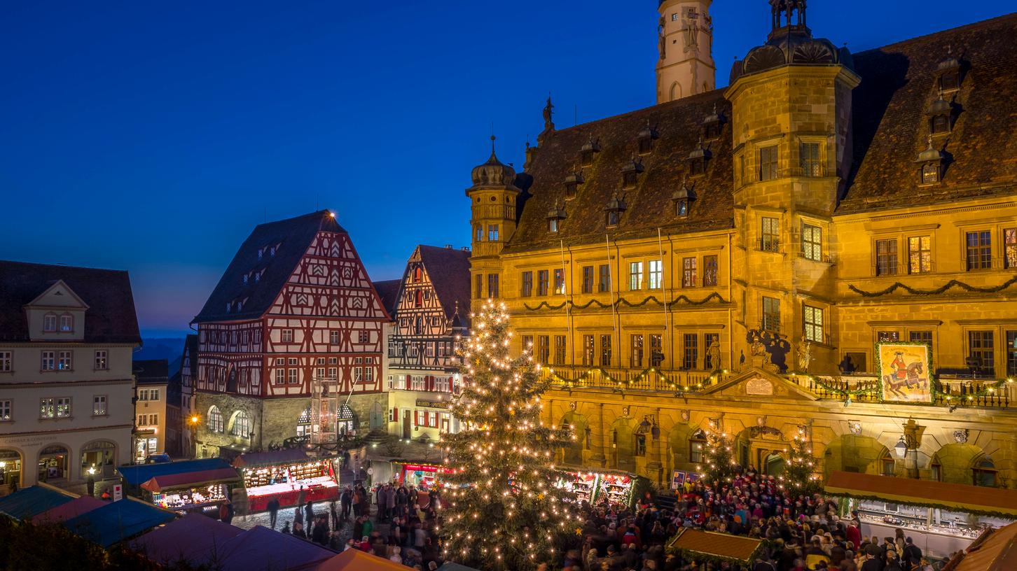 Auf dem Marktplatz wird der Reiterlesmarkt in Rothenburg ob der Tauber traditionell vom Reiterle eröffnet.