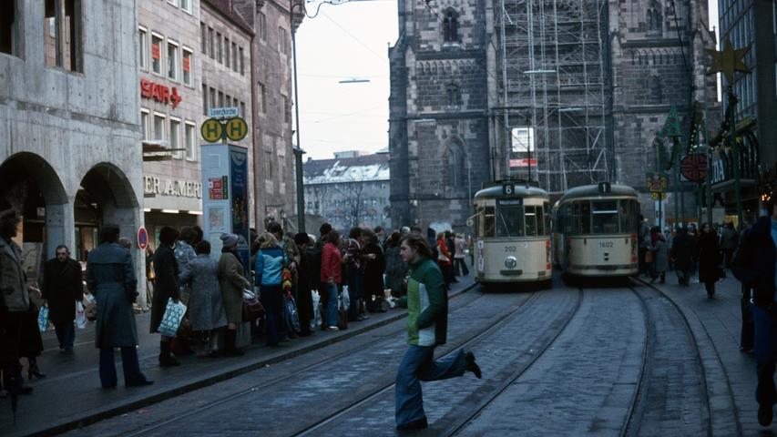 Bis zur Eröffnung der U-Bahn-Haltestelle an der Lorenzkirche fuhr noch die Straßenbahn durch die Karolinenstraße.