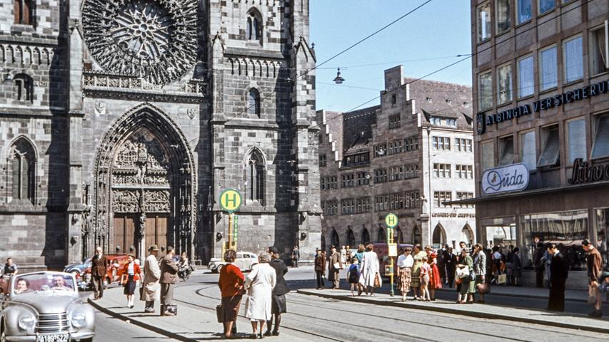 Viele Nürnberger erinnern sich noch an das Duda-Eck. In den 1950er und 1960er-Jahren waren auch noch Autos in der Karolinenstraße unterwegs.