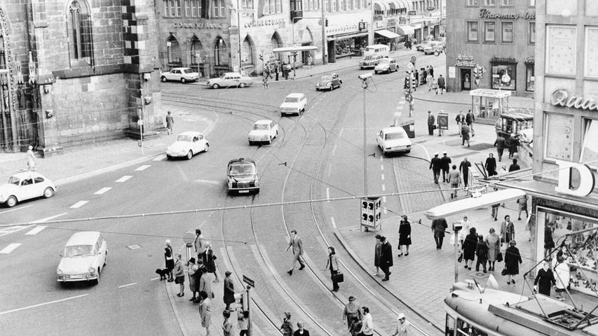 Noch mal das Duda-Eck vor der Eröffnung der Fußgängerzone: "Eine wichtige Drehscheibe im innerstädtischen Verkehr sattelt um zum Fußgängerparadies. Noch dürfen die Autokolonnen aus der Königstraße in die Karolinenstraße einfahren", hieß es damals in der Nürnberger Zeitung.