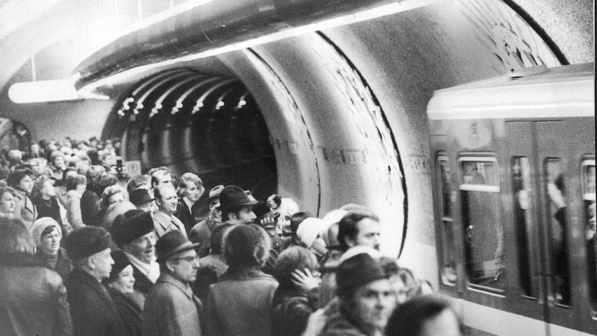 Aber erst durch die Eröffnung der U-Bahn-Haltestelle konnte auch die Straßenbahn aus der Fußgängerzone verbannt werden. Bei der Eröffnung "stürmten die Nürnberger ihre U-Bahn", so die Nürnberger Nachrichten im Januar 1978.