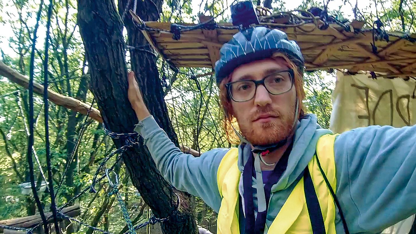 Drei ehemalige Studierende der Kölner Kunsthochschule für Medien haben einen Dokumentarfilm über die Arbeit ihres 2018 im Hambacher Forst verunglückten Kommilitonen Steffen Meyn und die damaligen Aktionen gemacht. Drei ehemalige Studierende der Kölner Kunsthochschule für Medien haben einen Dokumentarfilm über die Arbeit ihres 2018 im Hambacher Forst verunglückten Kommilitonen Steffen Meyn und die damaligen Aktionen gemacht.