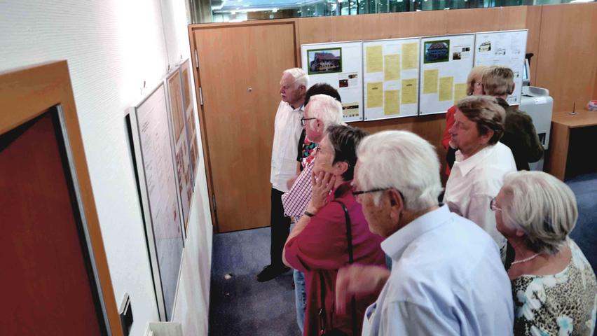 Schon bei deren Eröffnung stieß die Ausstellung über Neustadts Gastronomie im Wandel der Zeit auf reges Interesse, wurden vor allem die Speisekarten genau studiert. Foto: Harald Munzinger Schon bei deren Eröffnung stieß die Ausstellung über Neustadts Gastronomie im Wandel der Zeit auf reges Interesse, wurden vor allem die Speisekarten genau studiert. Foto: Harald Munzinger