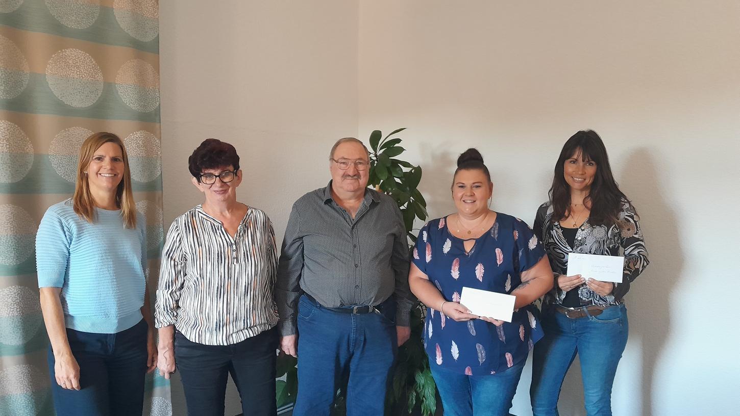 Die Wanderfreunde Pegnitz spenden ihr Vereinsvermögen an Kindergärten. Im Bild von links: Zweite Bürgermeisterin Dr. Sandra Huber, Gerlinde Förster mit Ehemann Gerhard Förster von den Wanderfreunden, Cathleen Bauer (Leiterin Kindergarten Zum guten Hirten) und Sabrina Mugrauer (Leiterin Kindergarten Don Bosco). Die Wanderfreunde Pegnitz spenden ihr Vereinsvermögen an Kindergärten. Im Bild von links: Zweite Bürgermeisterin Dr. Sandra Huber, Gerlinde Förster mit Ehemann Gerhard Förster von den Wanderfreunden, Cathleen Bauer (Leiterin Kindergarten Zum guten Hirten) und Sabrina Mugrauer (Leiterin Kindergarten Don Bosco).