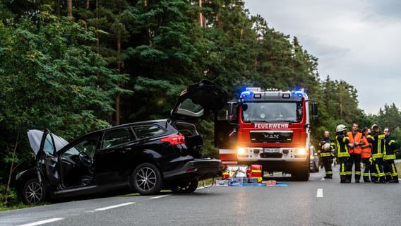 Zwei kaputte Autos bei einem Unfall bei Kalchreuth