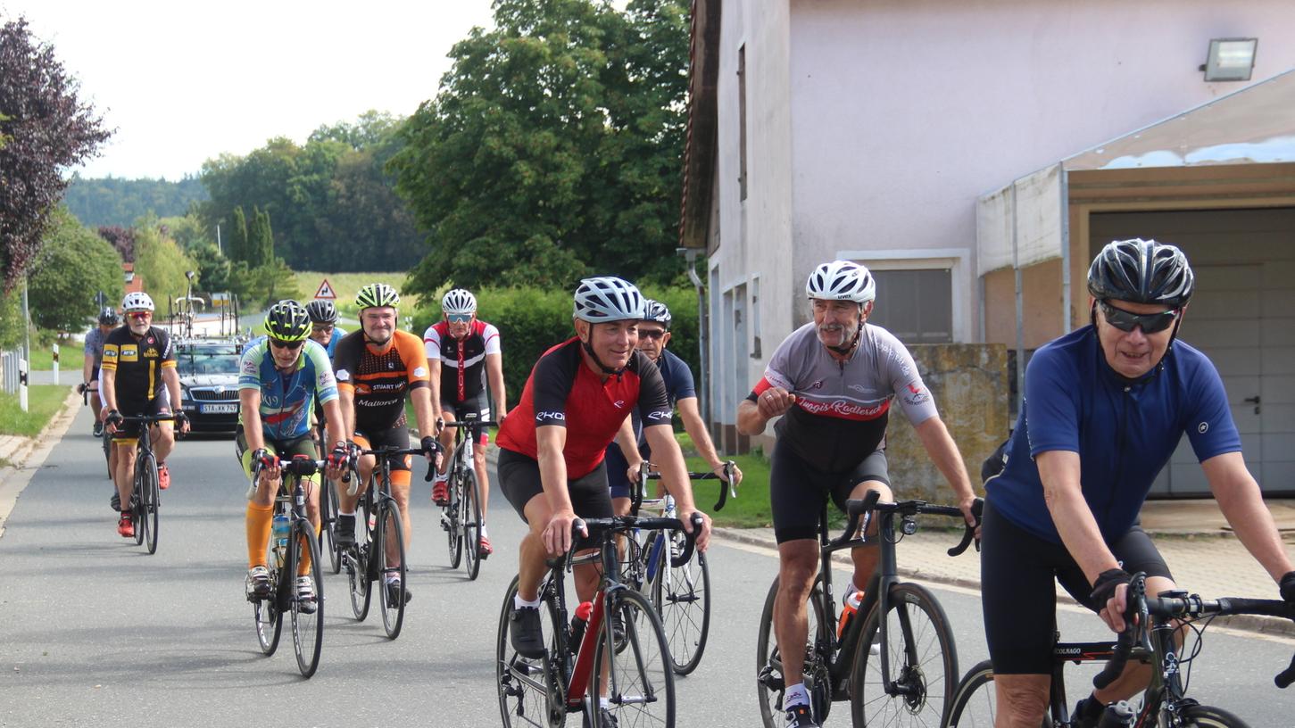 Die Radsportler mit Horst Gnas (rechts) bei der Ausfahrt, hier schon kurz vor dem Ziel in Großengsee.