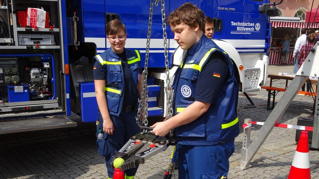 Unter anderem für das Technischen Hilfswerk können sich Jugendliche bei der Suche nach passenden Einsatzmöglichkeiten im Freiwilligen Sozialen Schuljahr entscheiden und dort interessante Erfahrungen machen. Unter anderem für das Technischen Hilfswerk können sich Jugendliche bei der Suche nach passenden Einsatzmöglichkeiten im Freiwilligen Sozialen Schuljahr entscheiden und dort interessante Erfahrungen machen.