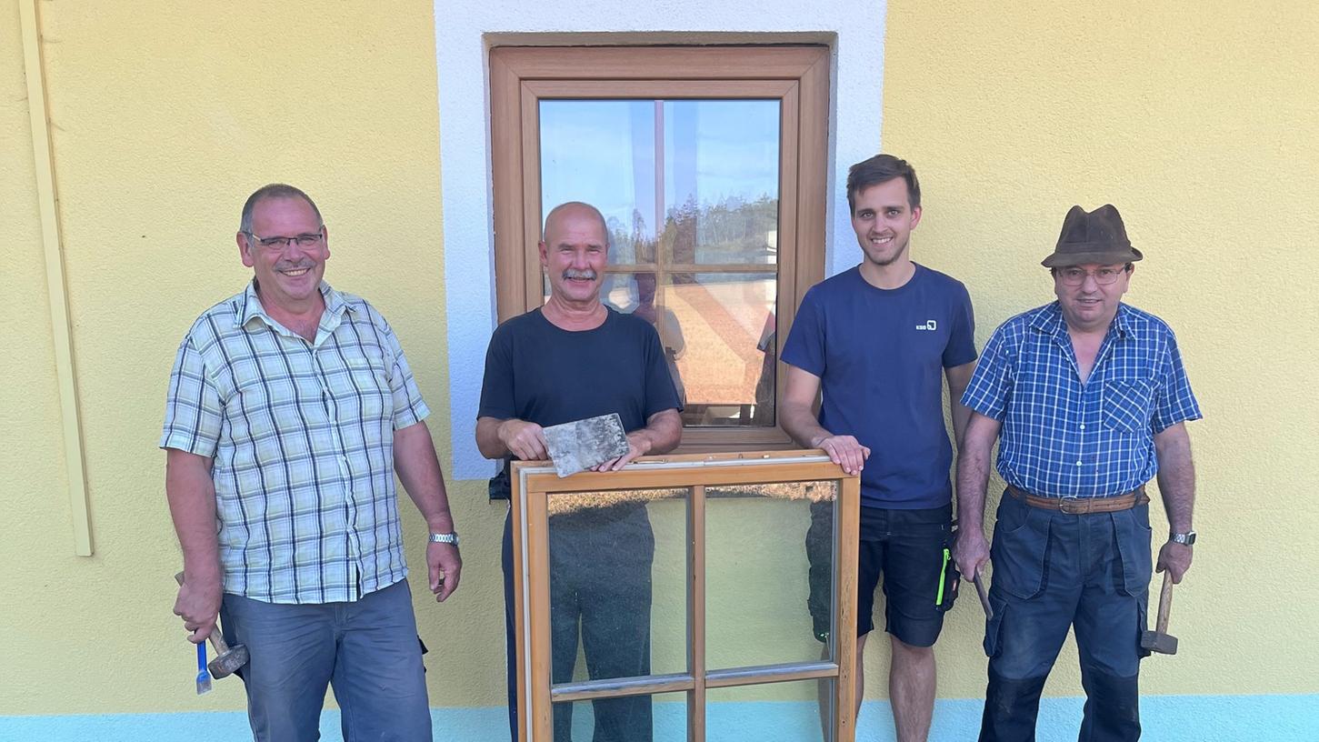 Das Arbeitsteam der Dorfgemeinschaft Ottenberg beim Fenstertausch. Das Arbeitsteam der Dorfgemeinschaft Ottenberg beim Fenstertausch.