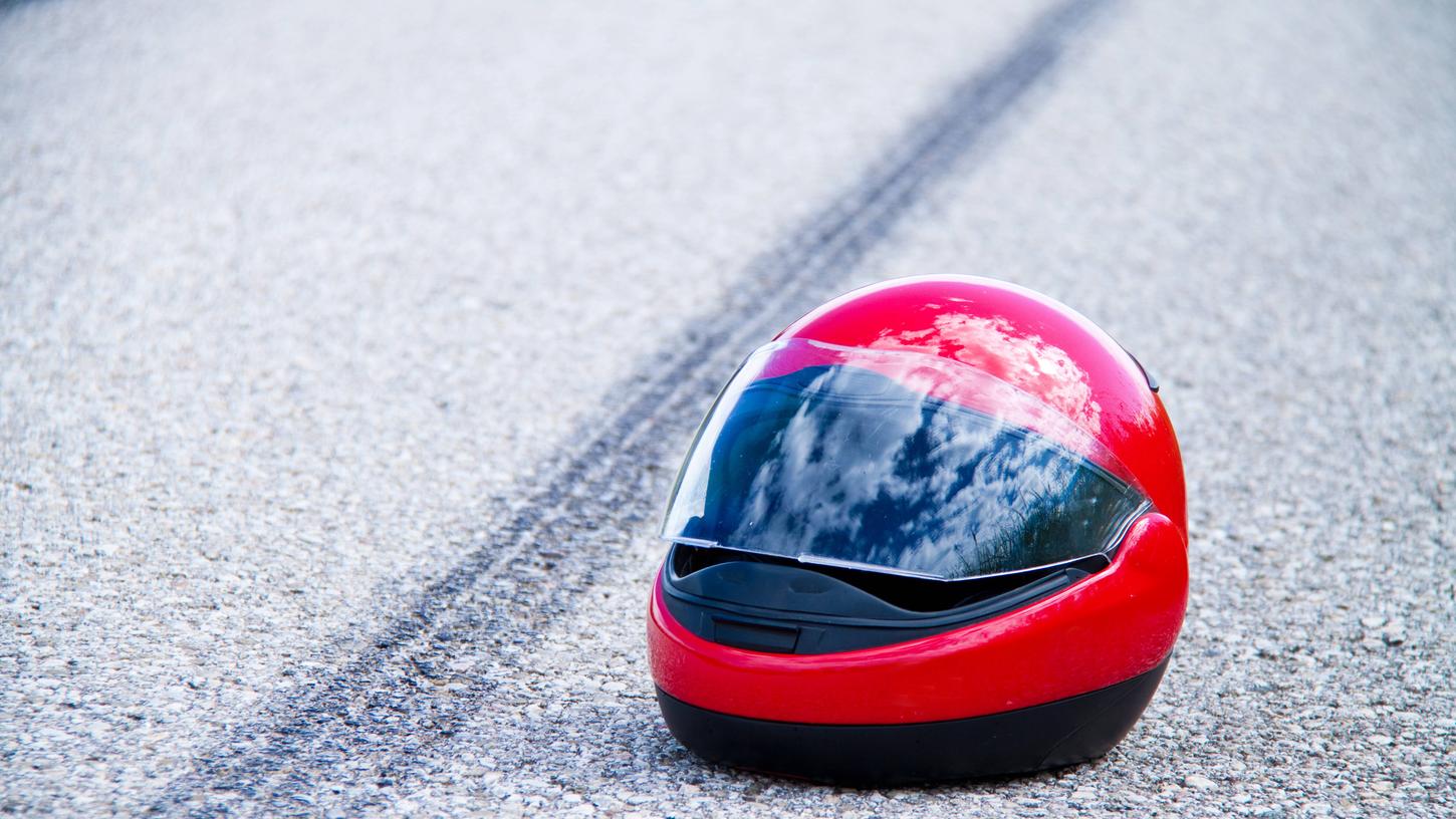 Im südlichen Rother Landkreis kam es am Donnerstagabend zu einem Motorradunfall, bei dem ein Mann schwer verletzt wurde (Symbolbily). Im südlichen Rother Landkreis kam es am Donnerstagabend zu einem Motorradunfall, bei dem ein Mann schwer verletzt wurde (Symbolbily).