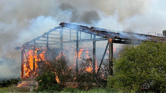 Großeinsatz: Landwirtschaftliche Halle von Aussiedlerhof bei Thannhausen steht in Flammen