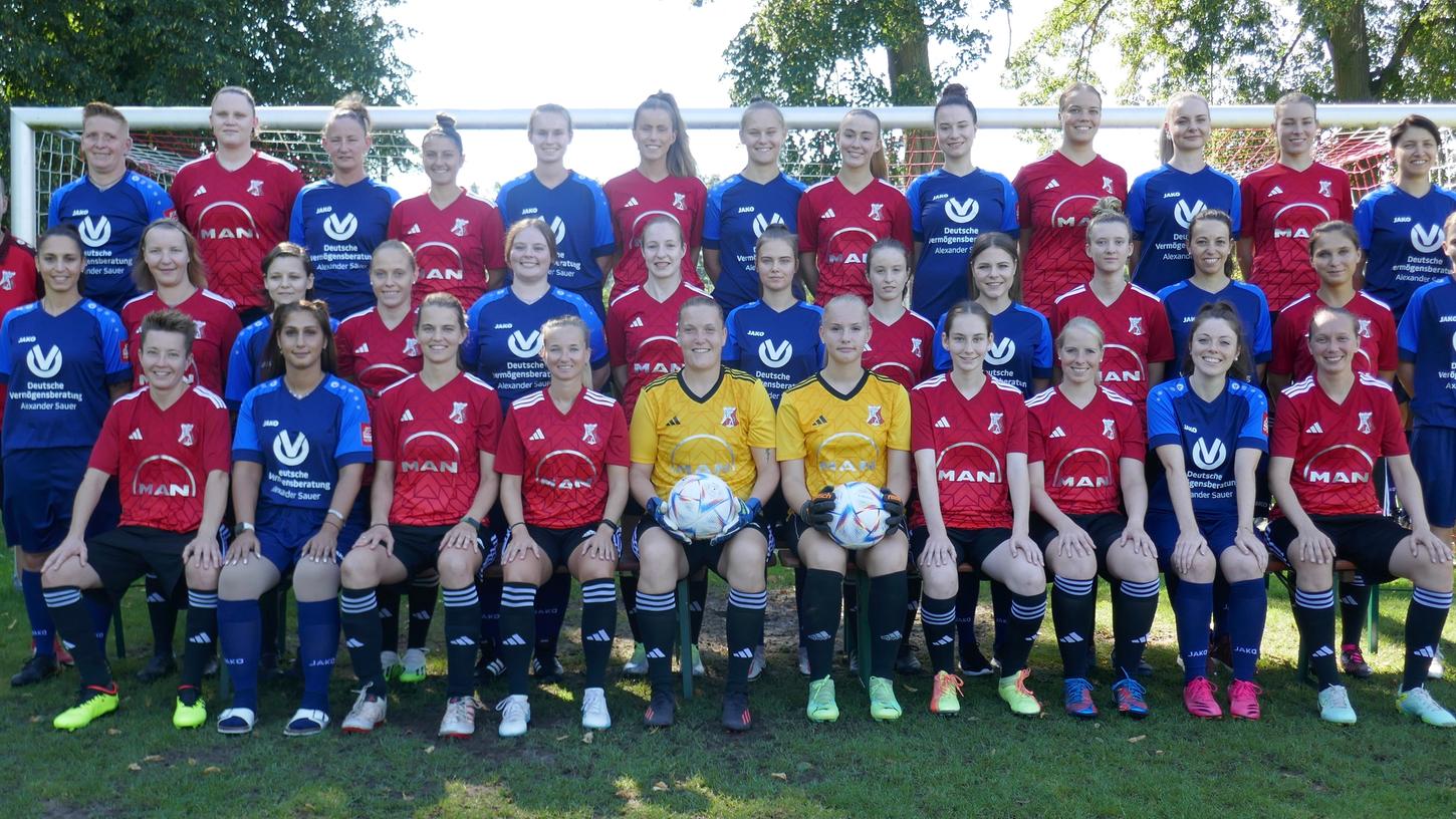 Ein qualitativ breiter Kader, der sich gegenseitig aushilft: Beide Frauenmannschaften des TSV Katzwang auf einem Bild.