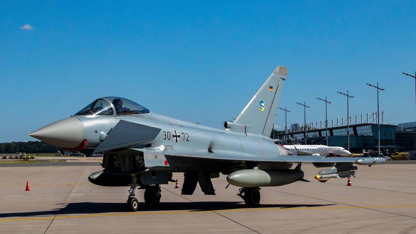 Mehrmals im Jahr landen Eurofighter am Nürnberger Flughafen. Mehrmals im Jahr landen Eurofighter am Nürnberger Flughafen.