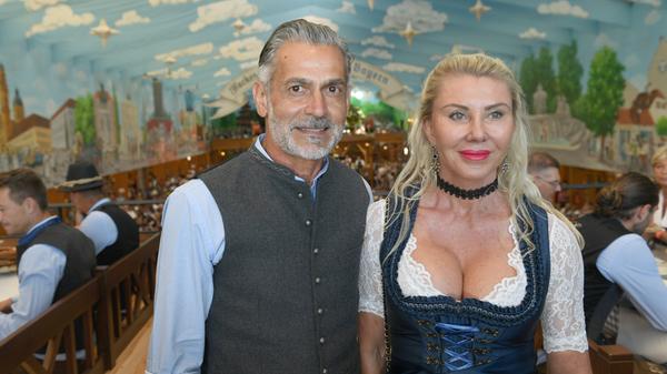 Der Trainer des TSV 1860 Maurizio Jacobacci und Ilona Hug feiern beim Wiesn-Besuch der Mannschaft des TSV 1860 München im Hacker-Festzelt.
