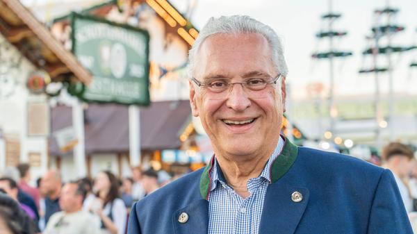 Joachim Herrmann, Bayerischer Innenminister der CSU, am Mittwochabend unterwegs auf der Wiesn.