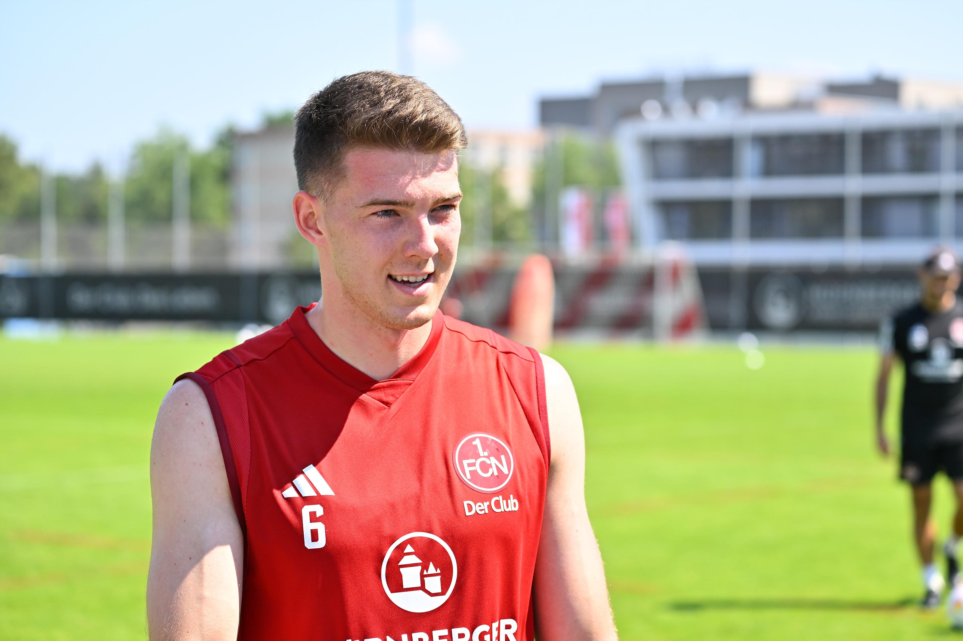 Mittelfeldspieler, 1,88 Meter groß, 23 Jahre alt: Der Spieler und der Club waren sich nach der Rückrunde der vergangenen Saison einig: So könnte es weitergehen. Weil Florian Flick zunächst nur für fünf Monate geliehen war, bemühte sich der 1. FC Nürnberg im Sommer intensiv um seine feste Verpflichtung, nach ein paar Verhandlungsrunden mit dem FC Schalke unterschrieb Flick Anfang August einen langfristigen Vertrag. Dass er einen im Training erlittenen Mittelfußbruch mitbrachte zum neuen alten Verein, konnten sie deshalb verschmerzen. 