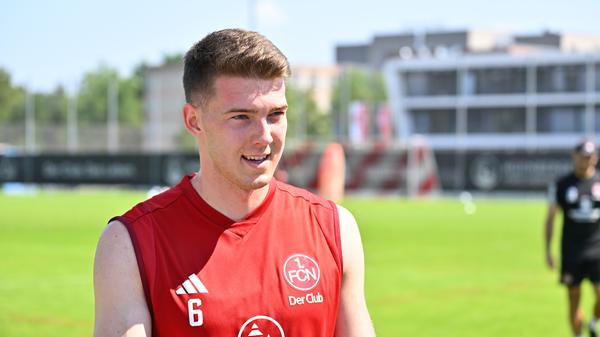 Mittelfeldspieler, 1,88 Meter groß, 23 Jahre alt: Der Spieler und der Club waren sich nach der Rückrunde der vergangenen Saison einig: So könnte es weitergehen. Weil Florian Flick zunächst nur für fünf Monate geliehen war, bemühte sich der 1. FC Nürnberg im Sommer intensiv um seine feste Verpflichtung, nach ein paar Verhandlungsrunden mit dem FC Schalke unterschrieb Flick Anfang August einen langfristigen Vertrag. Dass er einen im Training erlittenen Mittelfußbruch mitbrachte zum neuen alten Verein, konnten sie deshalb verschmerzen.