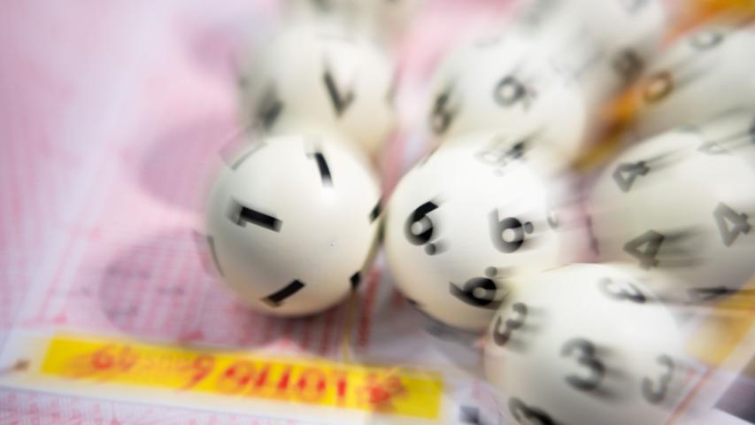 50-Jährige wird entlassen - kurz darauf gewinnt sie 109 Millionen Euro im Lotto