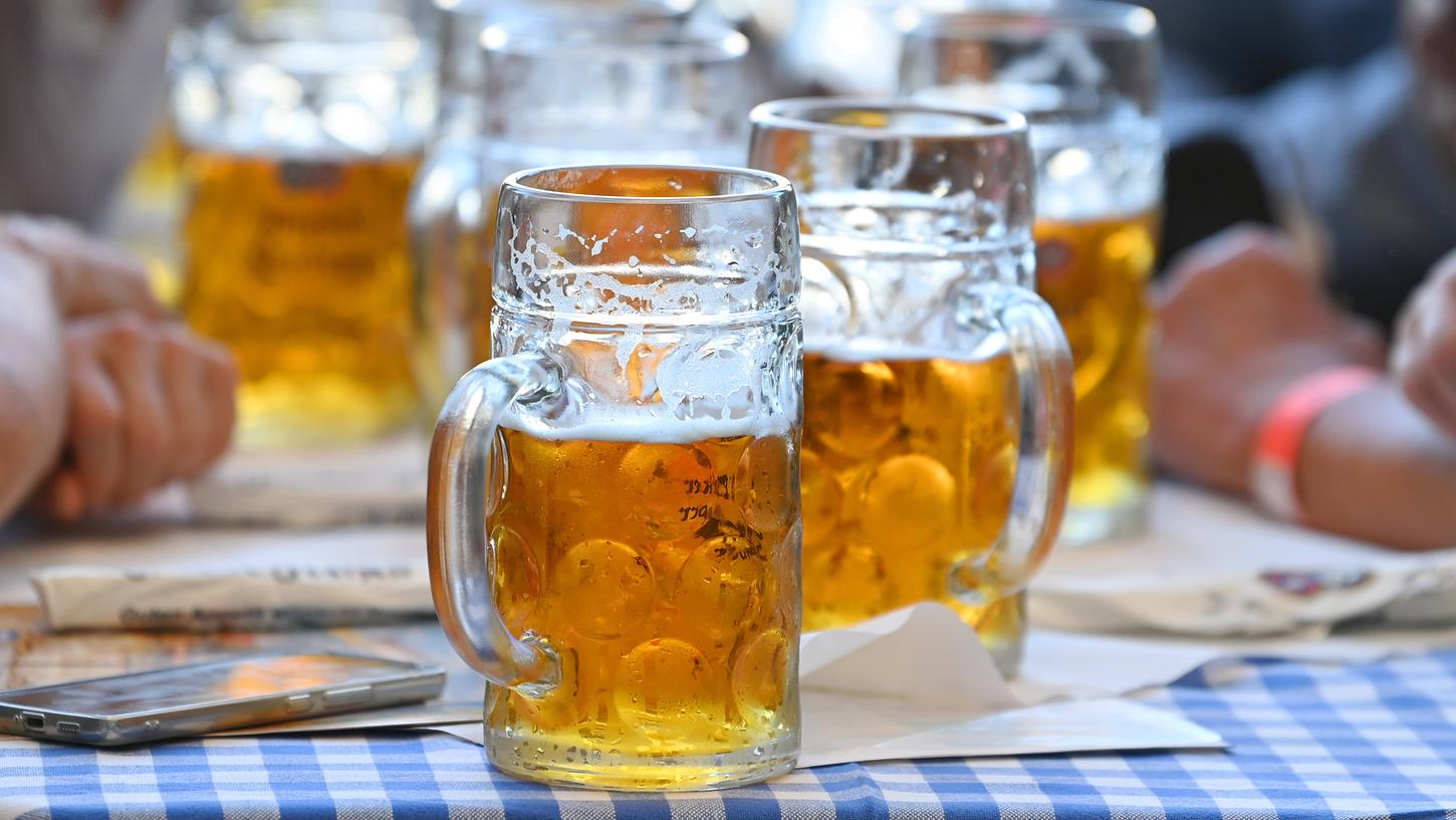 Bier aus dem Krug? Das ist für einige Menschen nicht kreativ genug. Manche Wiesn-Besucher trinken ihr Bier lieber aus Schuhen.